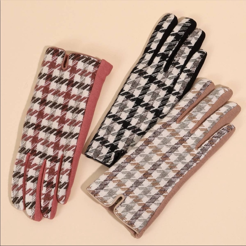 Houndstooth gloves with touchscreen finger
